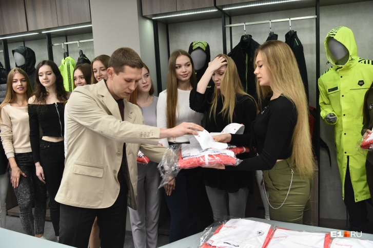 Красотки с «Мисс Екатеринбург» показали костюмы, которые для конкурса сшил известный дизайнер