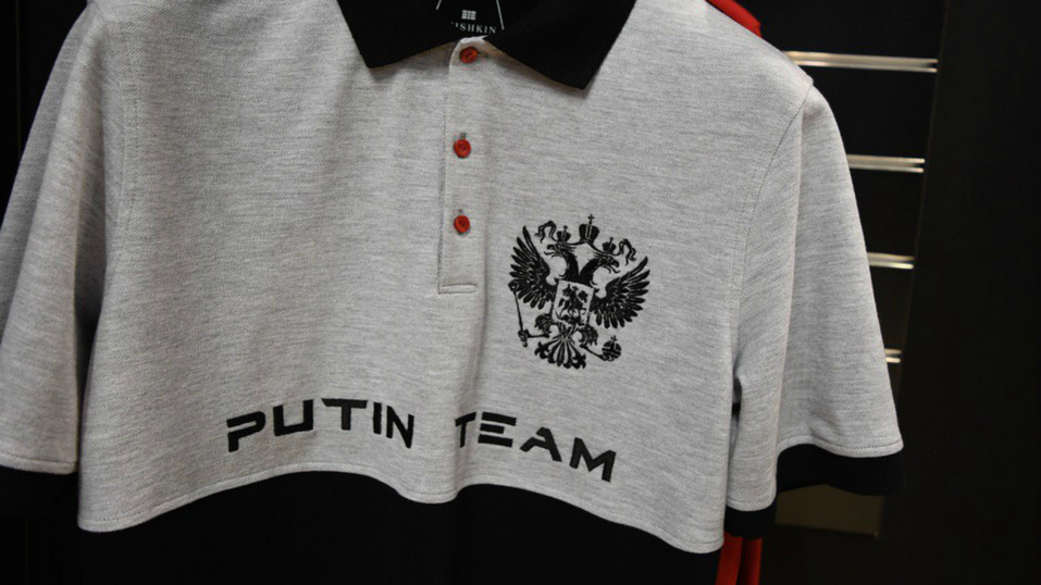 «У Мантурова есть, Путину подарим сегодня». Уральский дизайнер выпустил одежду Putin Team