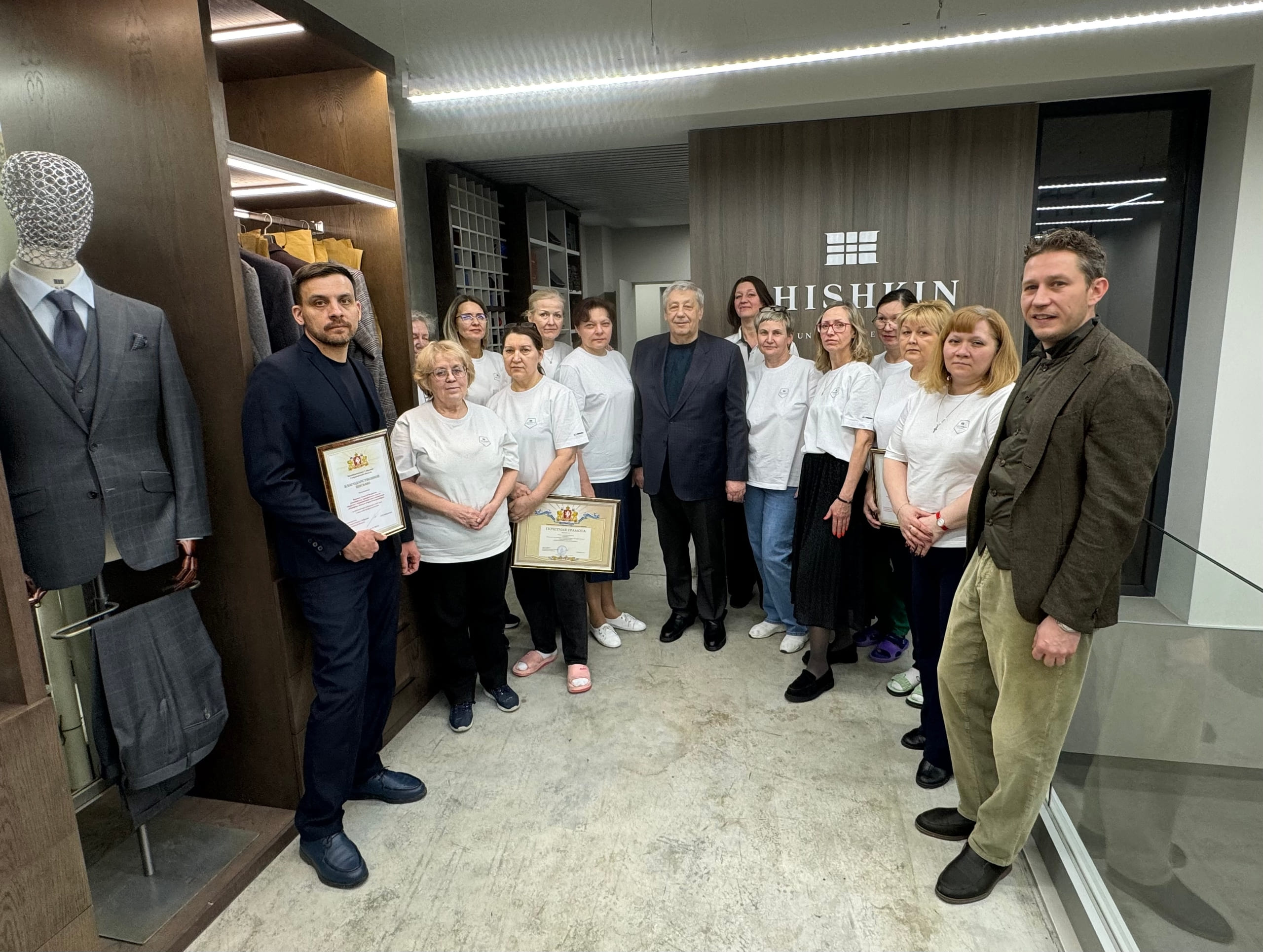 Аркадий Чернецкий вручил награды областного парламента сотрудникам «Портновской мануфактуры SHISHKIN»