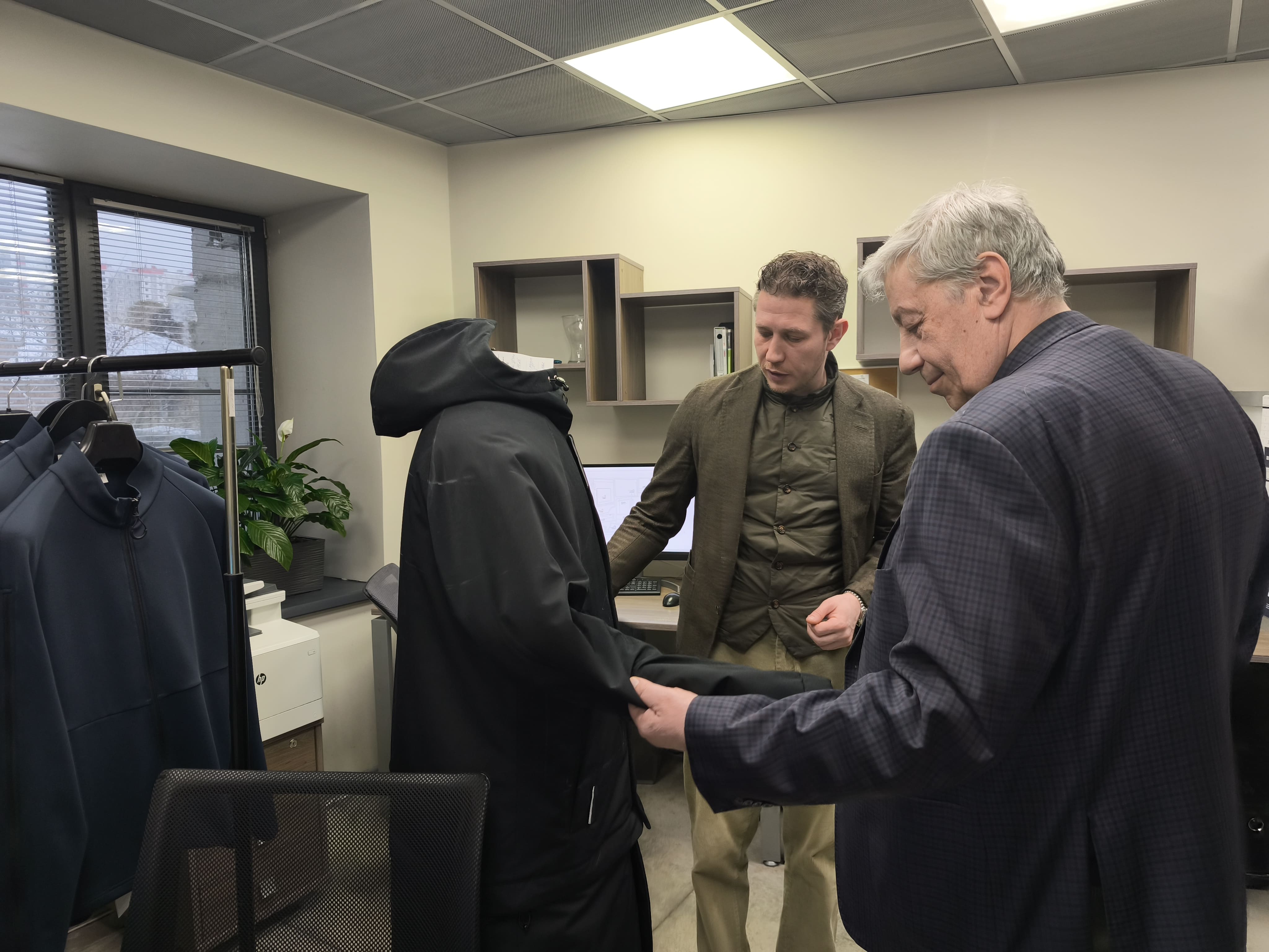 Аркадий Чернецкий вручил награды областного парламента сотрудникам «Портновской мануфактуры SHISHKIN»