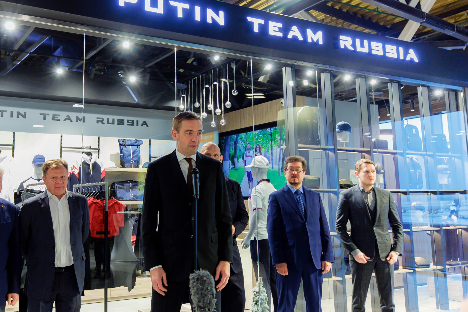 «From Russia, With Putin team»  Putin Team в международном аэропорту Шереметьево