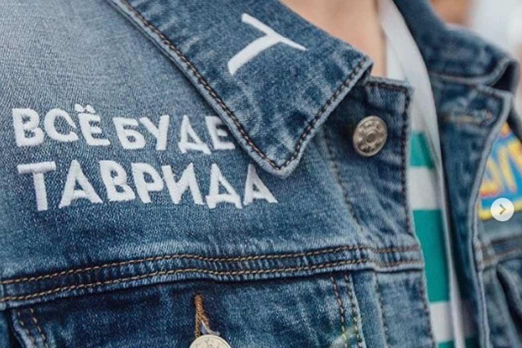 Уральский модельер создал униформу для участников крымского форума